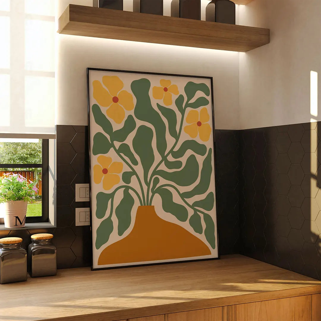 Plakat z żółtymi kwiatami w wazonie wiszący na ścianie w kuchni