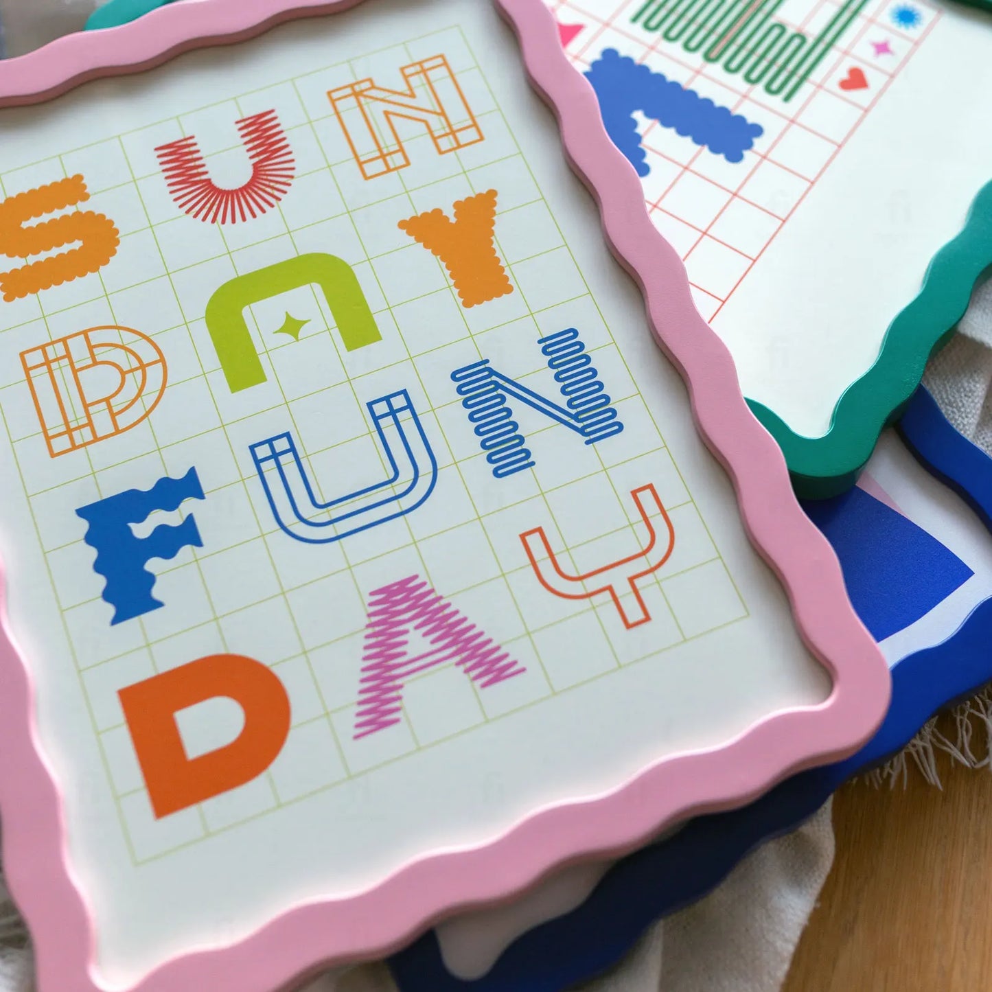 Artystyczna kompozycja z granatową ramką Falaramka w tle i różową na pierwszym planie.