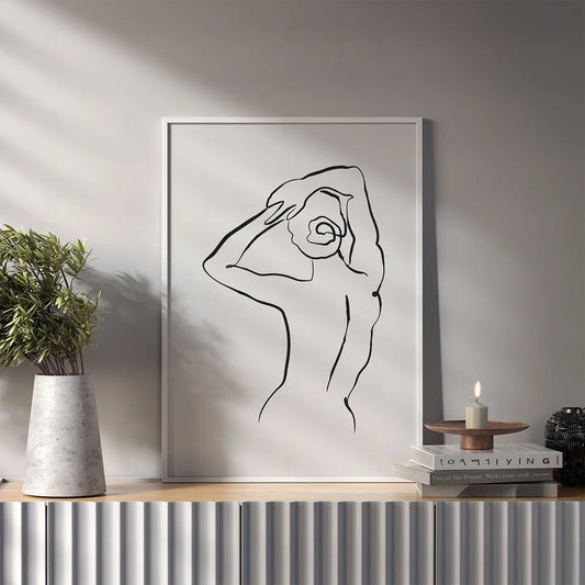 Plakat z czarno-białą grafiką line art przedstawiającą zarys kobiecej postaci / sylwetki w salonie