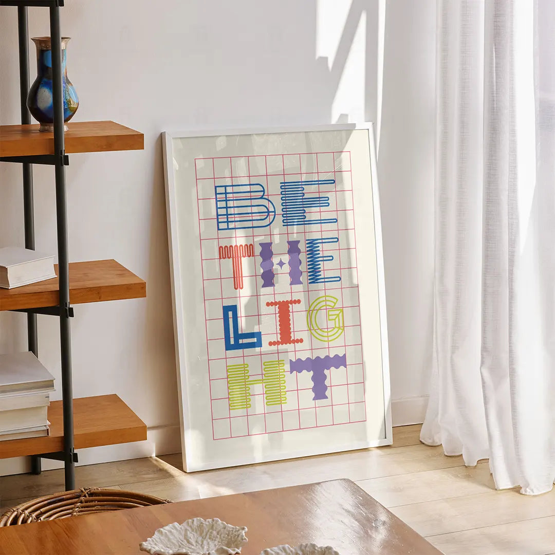 Plakat z minimalistyczną, kolorową grafiką z napisem "Be The Light".