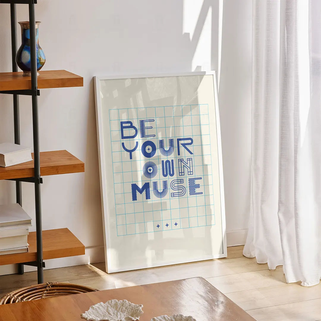 Plakat "Be Your Own Muse" wiszący w eleganckim salonie