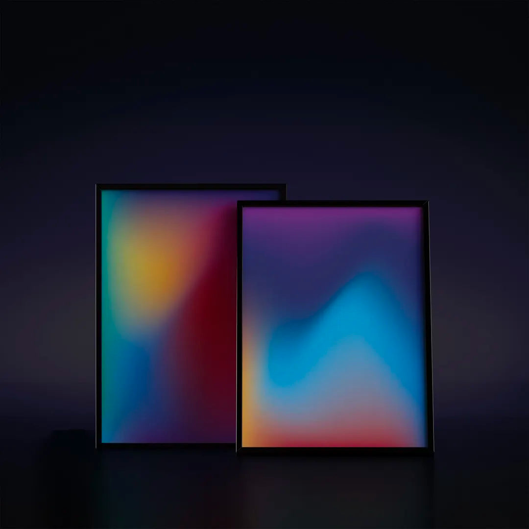 Plakat z abstrakcyjną grafiką przedstawiającą płynny, rozmyty gradient w odcieniach błękitu, różu i fioletu.