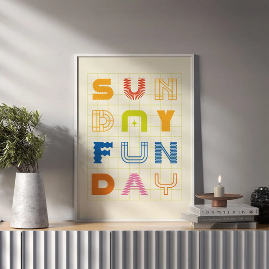 Plakat z kolorową grafiką w stylu retro z napisem "Fun Day" i uśmiechniętym słoneczkiem.