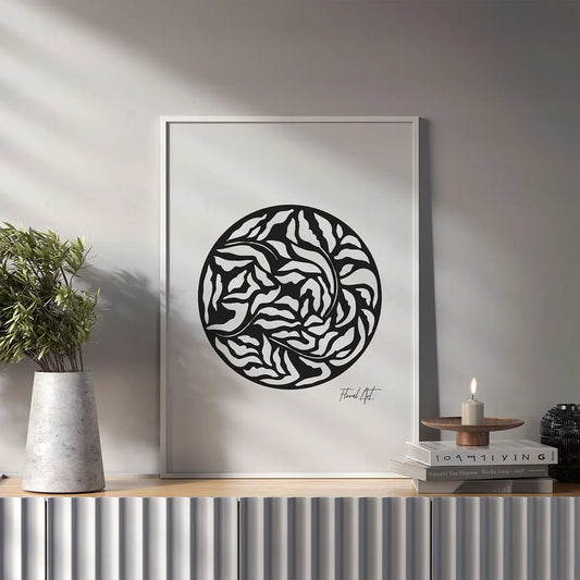 Plakat z czarno-białą, abstrakcyjną grafiką z motywami roślinnymi i kwiatowymi wiszący w nowoczesnym salonie