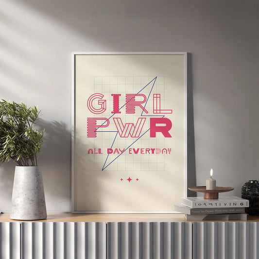 Plakat z energetyczną, kolorową grafiką i typografią z napisem "GIRL PWR".
w salonie