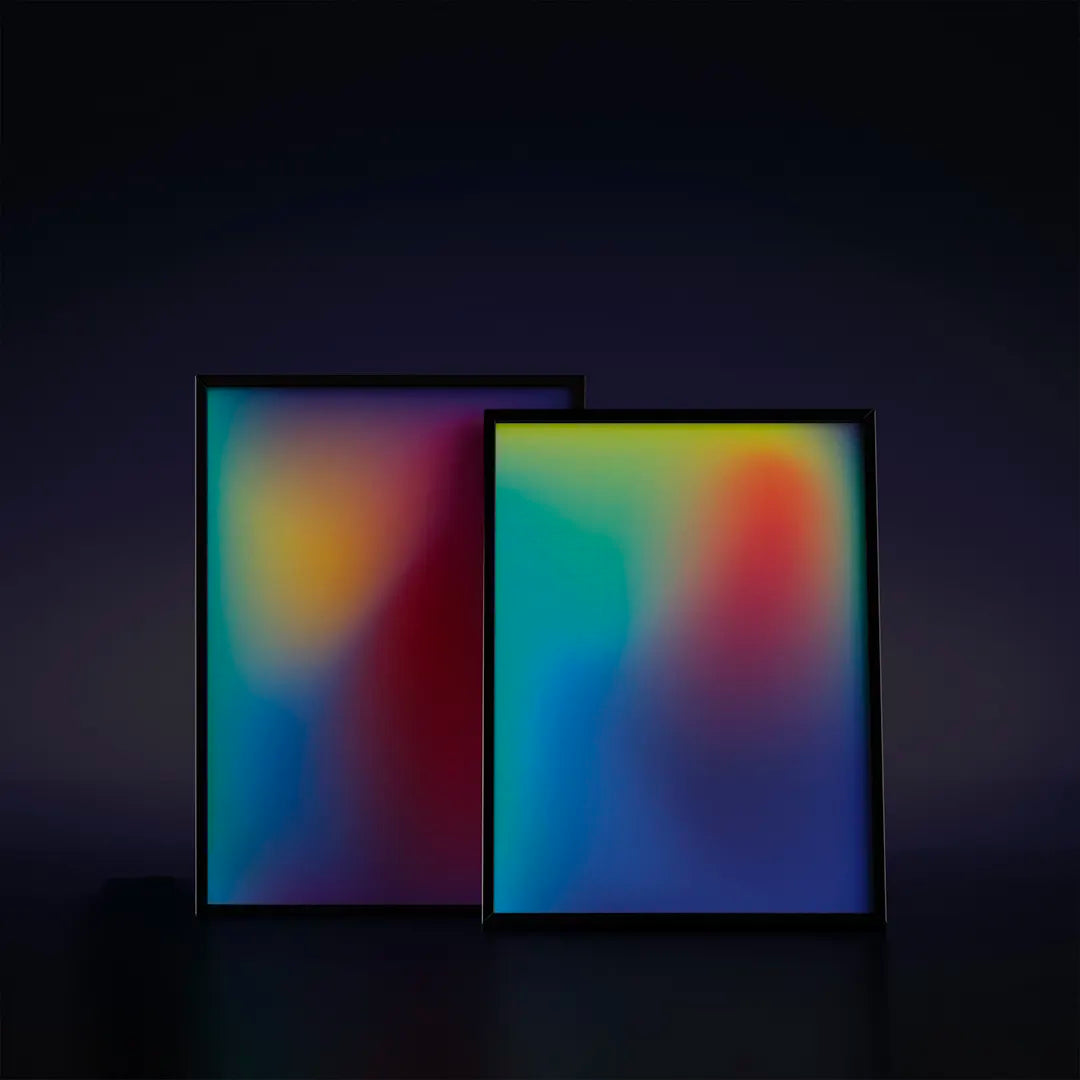 Plakat z abstrakcyjną grafiką przedstawiającą płynny, rozmyty gradient w odcieniach zieleni i złota.