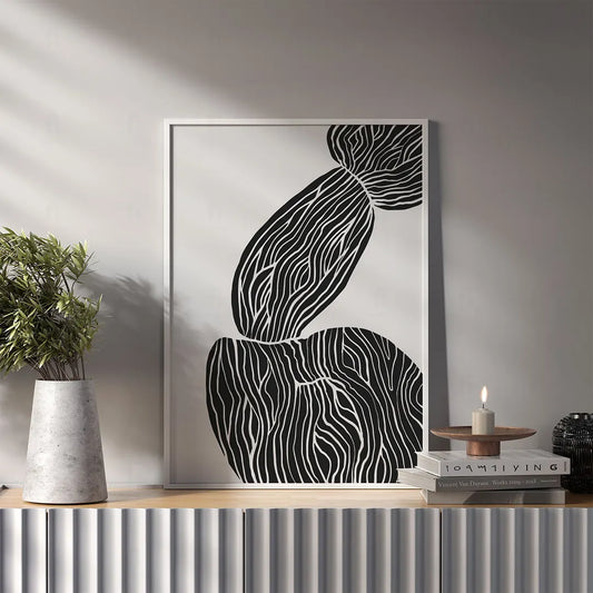 Plakat z czarno-białą, abstrakcyjną grafiką przedstawiającą organiczne kształty inspirowane kamieniami.