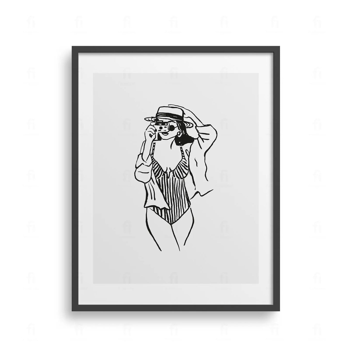 Plakat z artystyczną grafiką przedstawiającą kobietę trzymającą stary aparat fotograficzny.