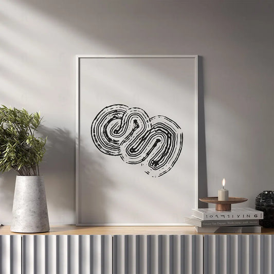 Plakat z czarno-białą, abstrakcyjną grafiką przedstawiającą wzór przypominający labirynt, w stylu etnicznym w salonie