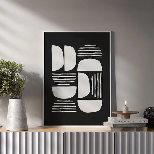 Nowoczesna kompozycja abstrakcyjna z czarno-białymi półkolami i elementami w paski w salonie