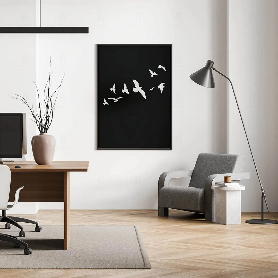Plakat z ptakami w locie wiszący nad krzesłem w biurze.