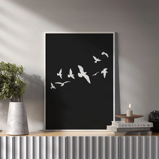 Plakat z minimalistyczną, czarno-białą grafiką przedstawiającą stado lecących ptaków, idealny do wnętrz w skandynawskim stylu.
