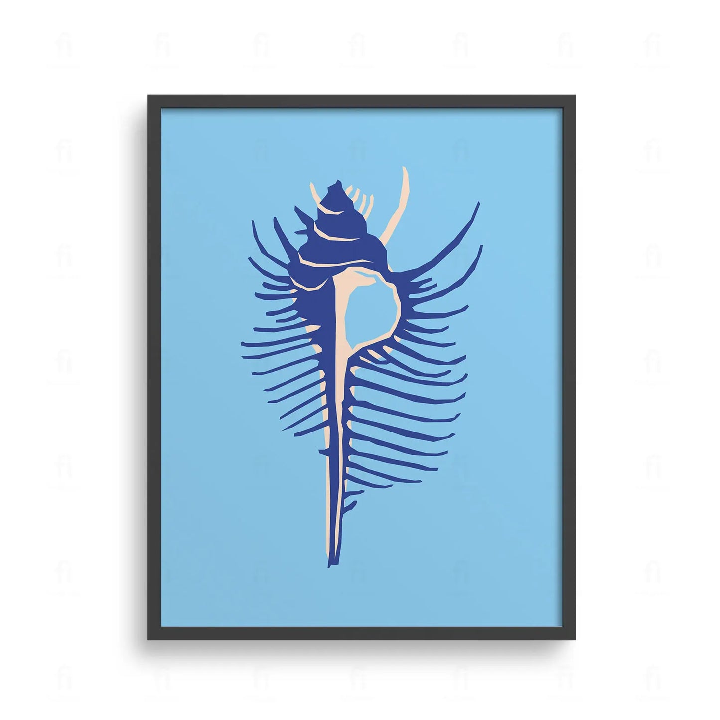 Plakat z artystyczną grafiką przedstawiającą dużą, ozdobną muszlę morską na niebieskim tle.