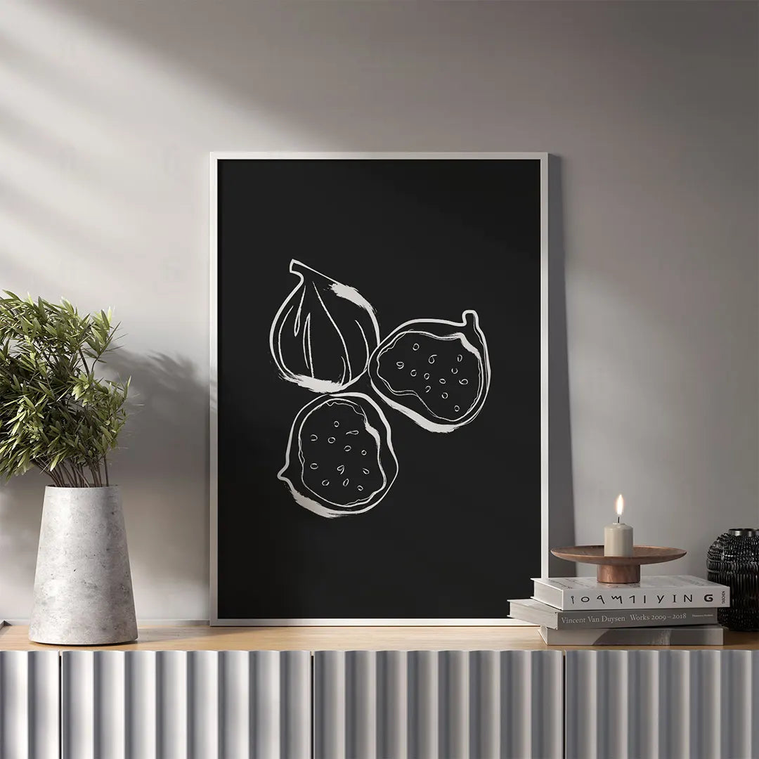 Plakat z czarno-białą grafiką przedstawiającą figi na ciemnym tle.