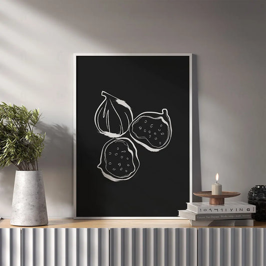 Plakat z czarno-białą grafiką przedstawiającą figi na ciemnym tle.