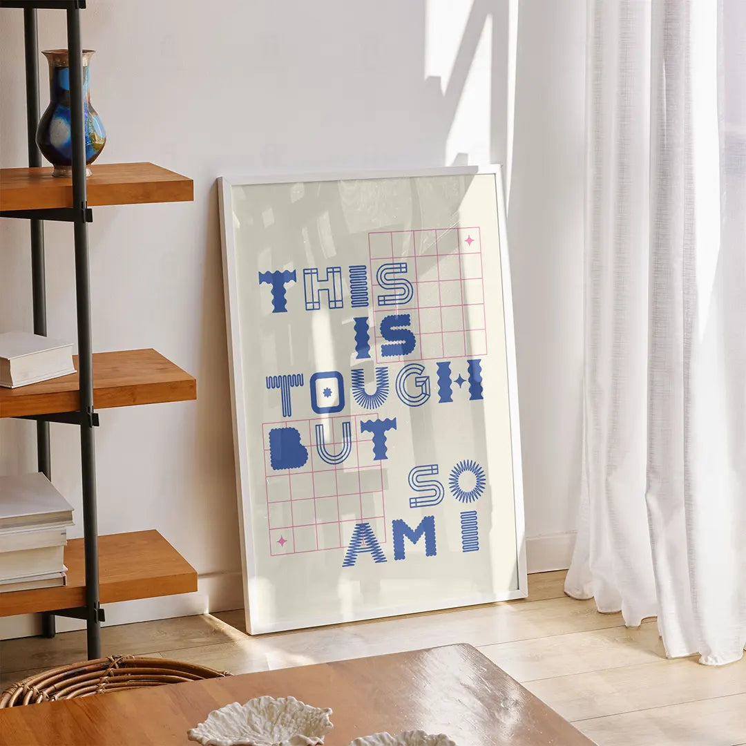 Plakat z minimalistyczną grafiką z mocnym napisem "TOUGH"