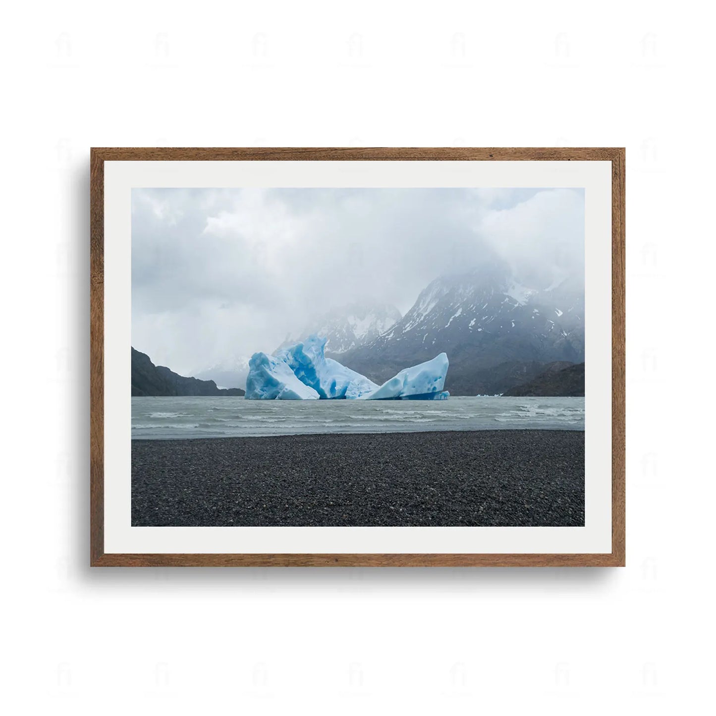 Plakat z fotografią przedstawiającą wielką, błękitną górę lodową na jeziorze w Parku Narodowym Torres del Paine w Patagonii.