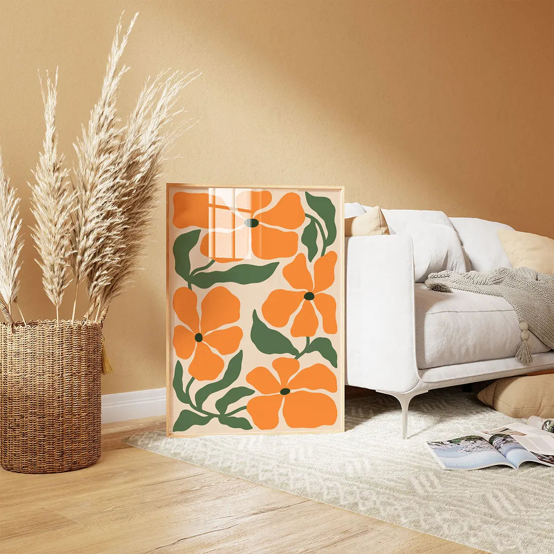 Duży plakat z pomarańczowymi kwiatami wiszący w salonie w stylu boho
