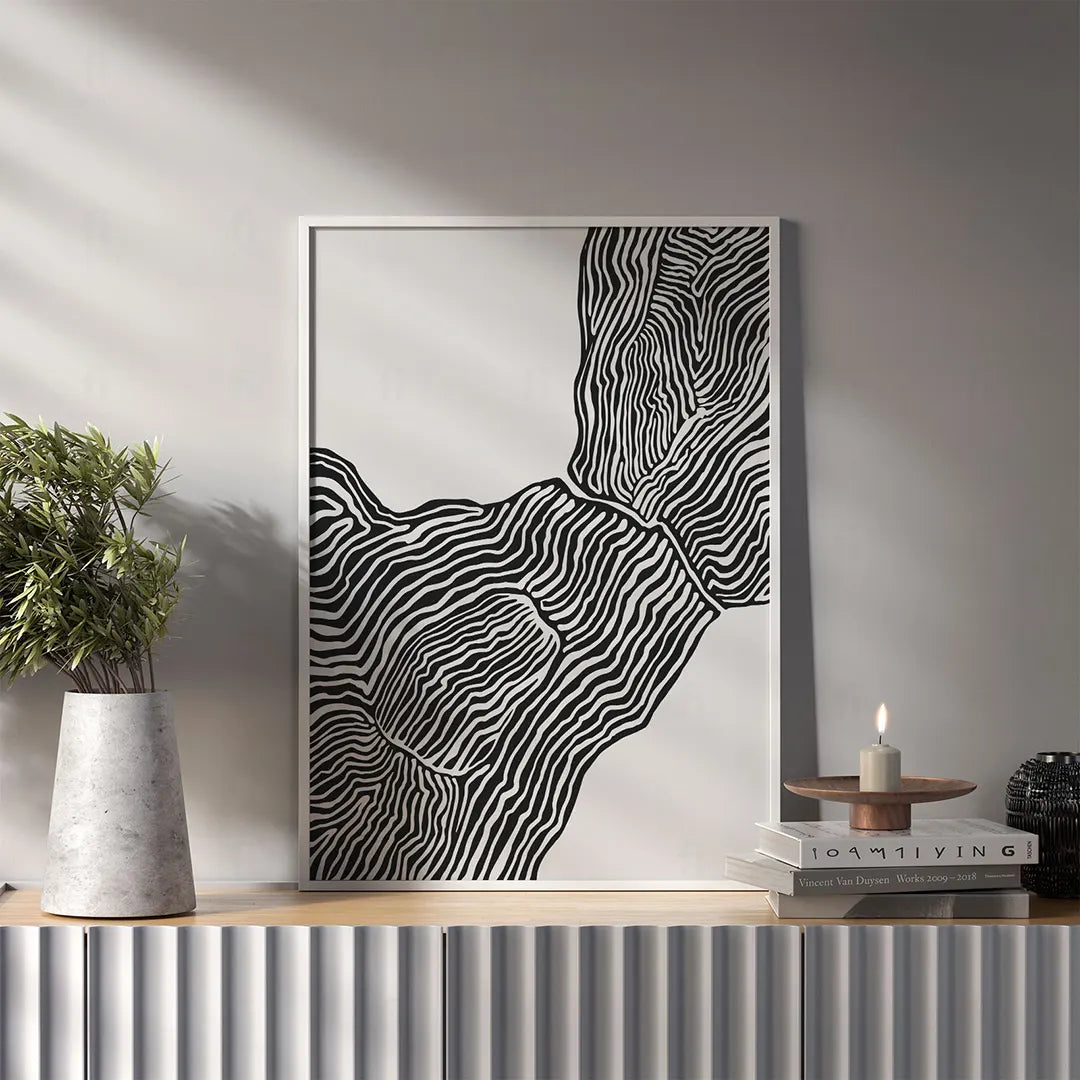 Abstrakcyjna grafika z czarnymi, organicznymi liniami na białym tle, przypominająca mapę topograficzną-salon