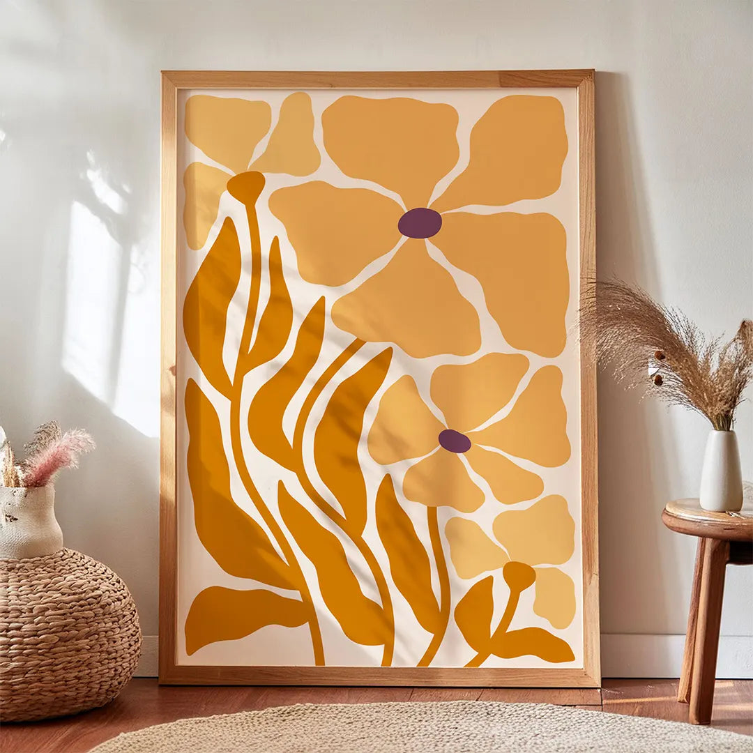 Plakat z pomarańczowymi kwiatami wiszący  w salonie