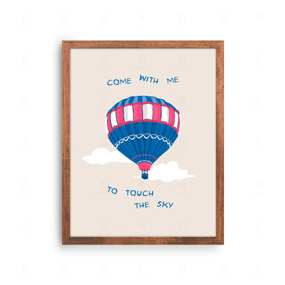 Plakat z inspirującą grafiką przedstawiającą balon na ogrzane powietrze i napis "Dotknij Nieba".