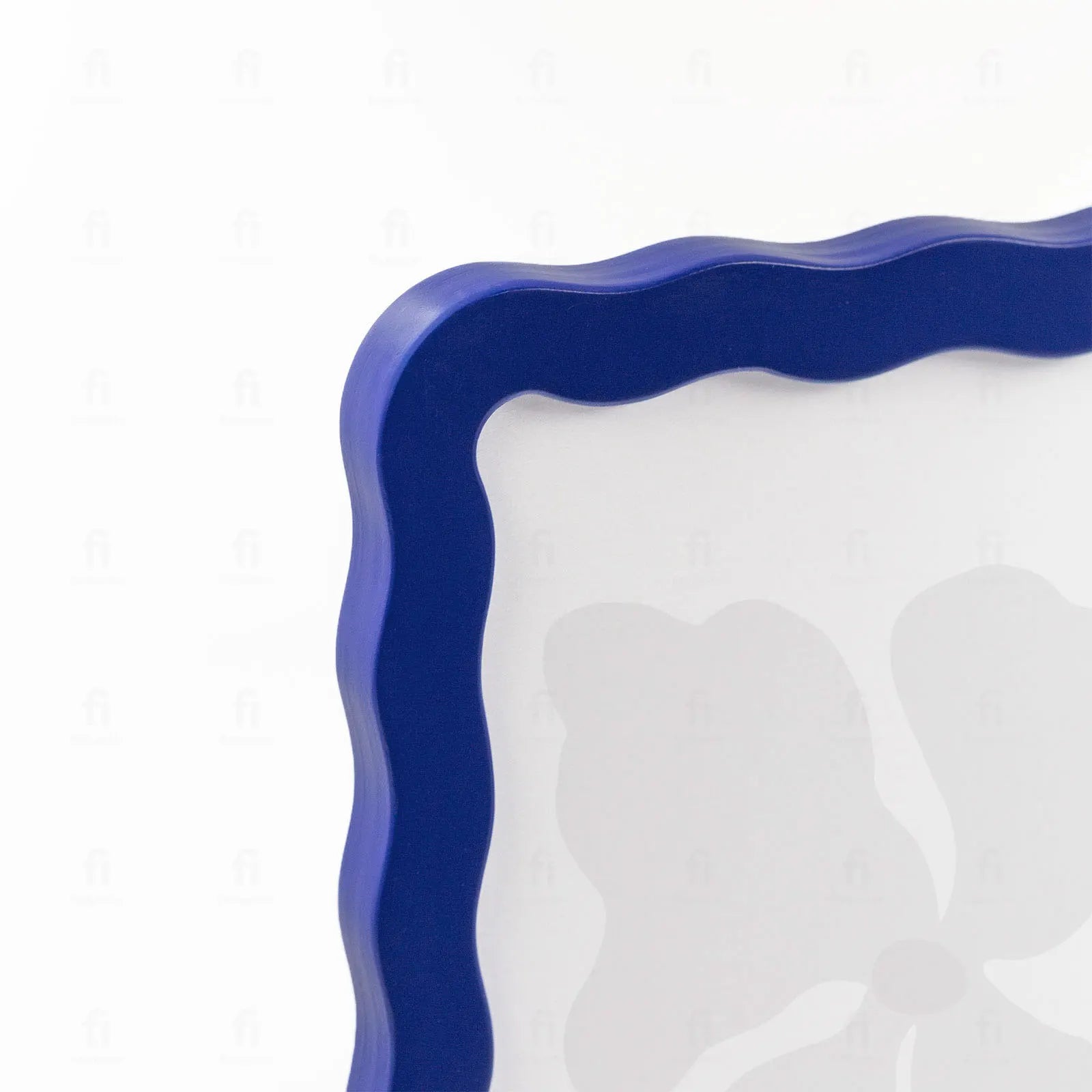 Zbliżenie na precyzyjnie wykończony róg granatowej ramki Falaramka.
