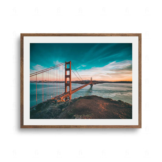 Słynny czerwony most Golden Gate w San Francisco o zachodzie słońca na tle błękitnego nieba i oceanu.