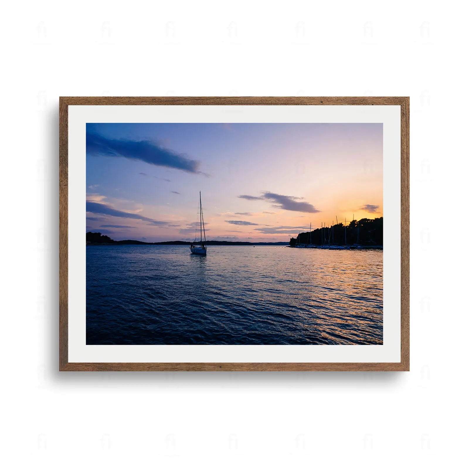 Plakat-fotografia przedstawiająca żaglówkę na Morzu Adriatyckim przy wybrzeżu Hvar w Chorwacji o zachodzie słońca.