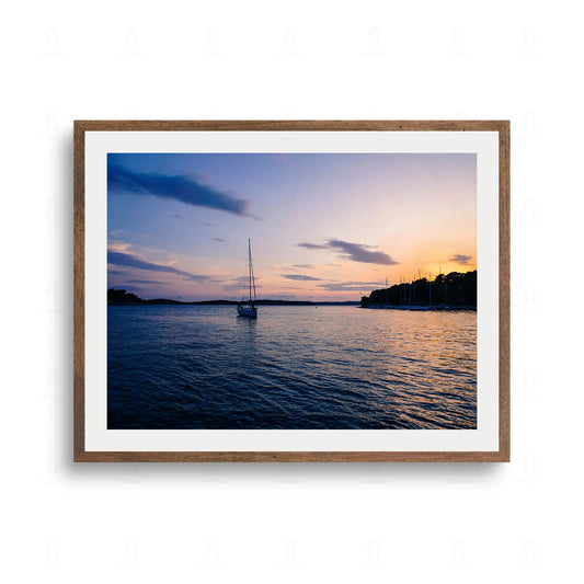 Plakat-fotografia przedstawiająca żaglówkę na Morzu Adriatyckim przy wybrzeżu Hvar w Chorwacji o zachodzie słońca.