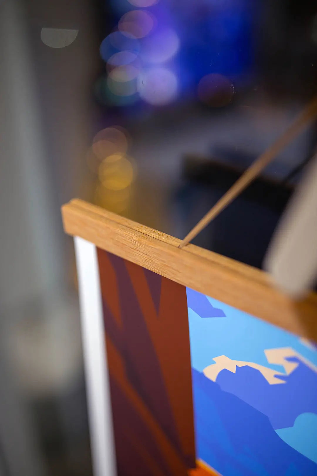 Drewniany wieszak na plakat