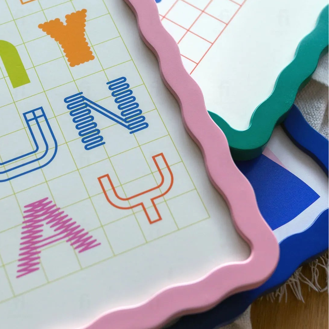 Różowa ramka Falaramka na pierwszym planie w artystycznej kompozycji z granatową ramką w tle.