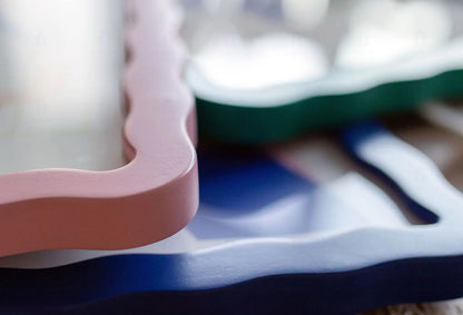 Nowoczesna aranżacja z kolorowymi ramkami Falaramka w kolorze różowym i zielonym z plakatami.