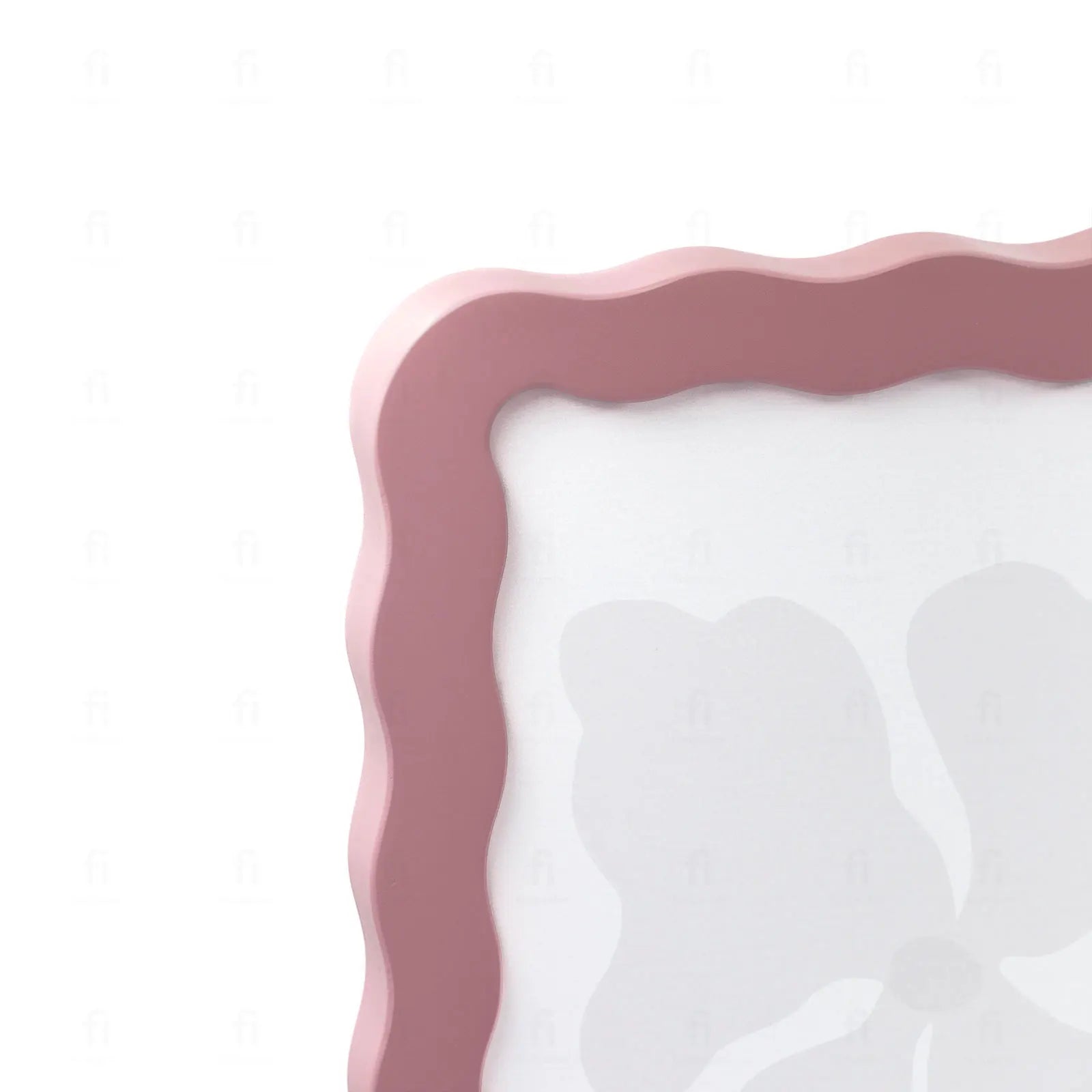 Zbliżenie na precyzyjnie wykończony róg różowej ramki Falaramka.