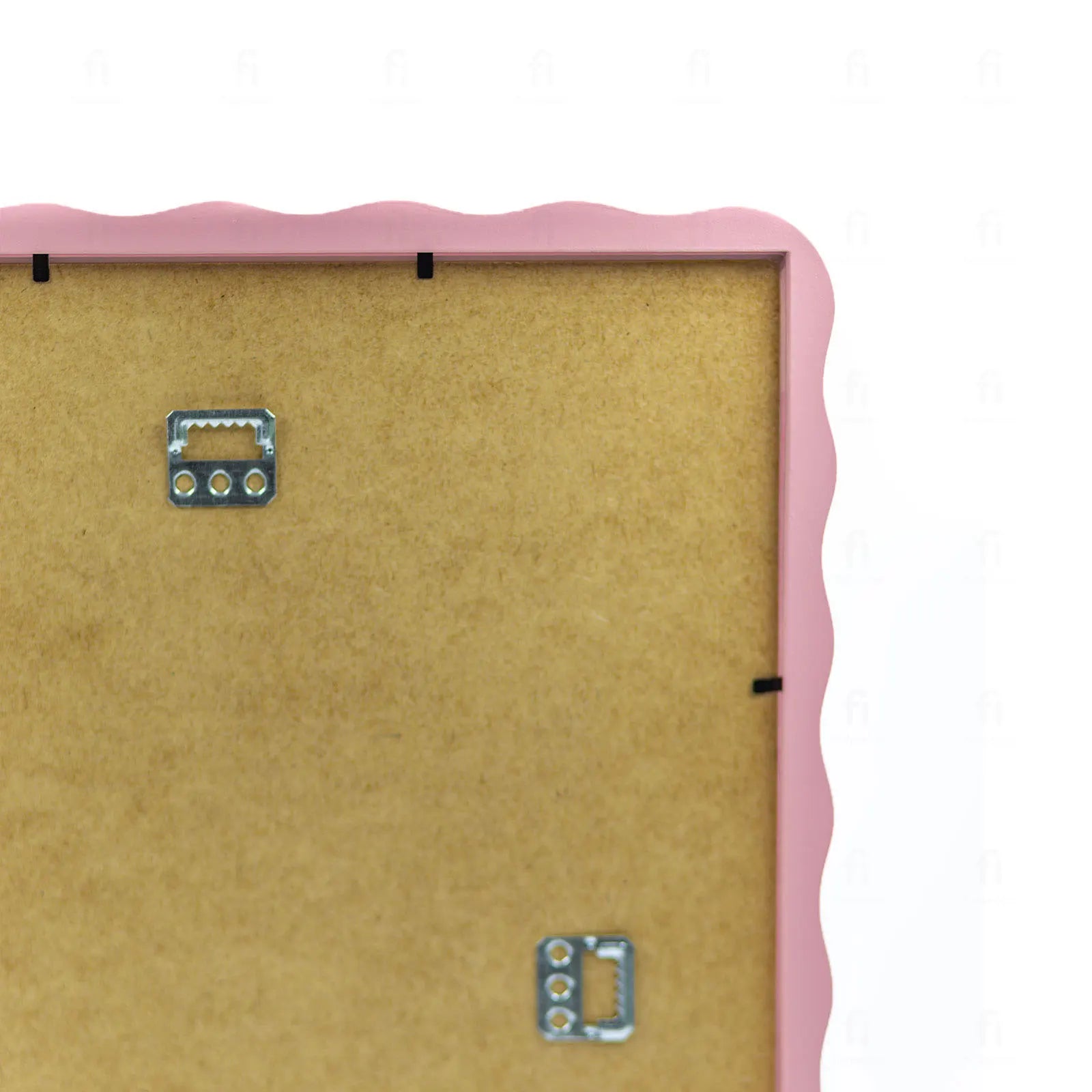 Tył różowej ramki Falaramka, pokazujący płytę HDF i zawieszkę krokodylek.