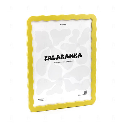 Żółta ramka Falaramka pokazana pod kątem, aby uwidocznić jej falujący kształt.