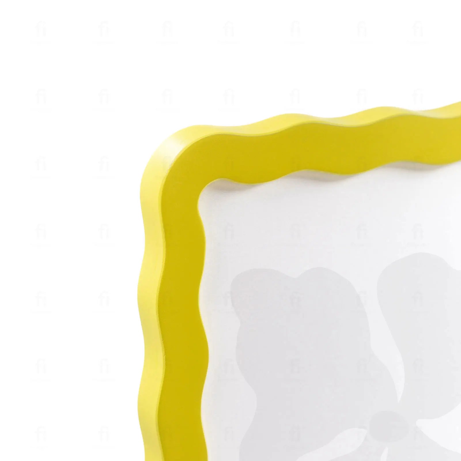 Zbliżenie na precyzyjnie wykończony róg żółtej ramki Falaramka.