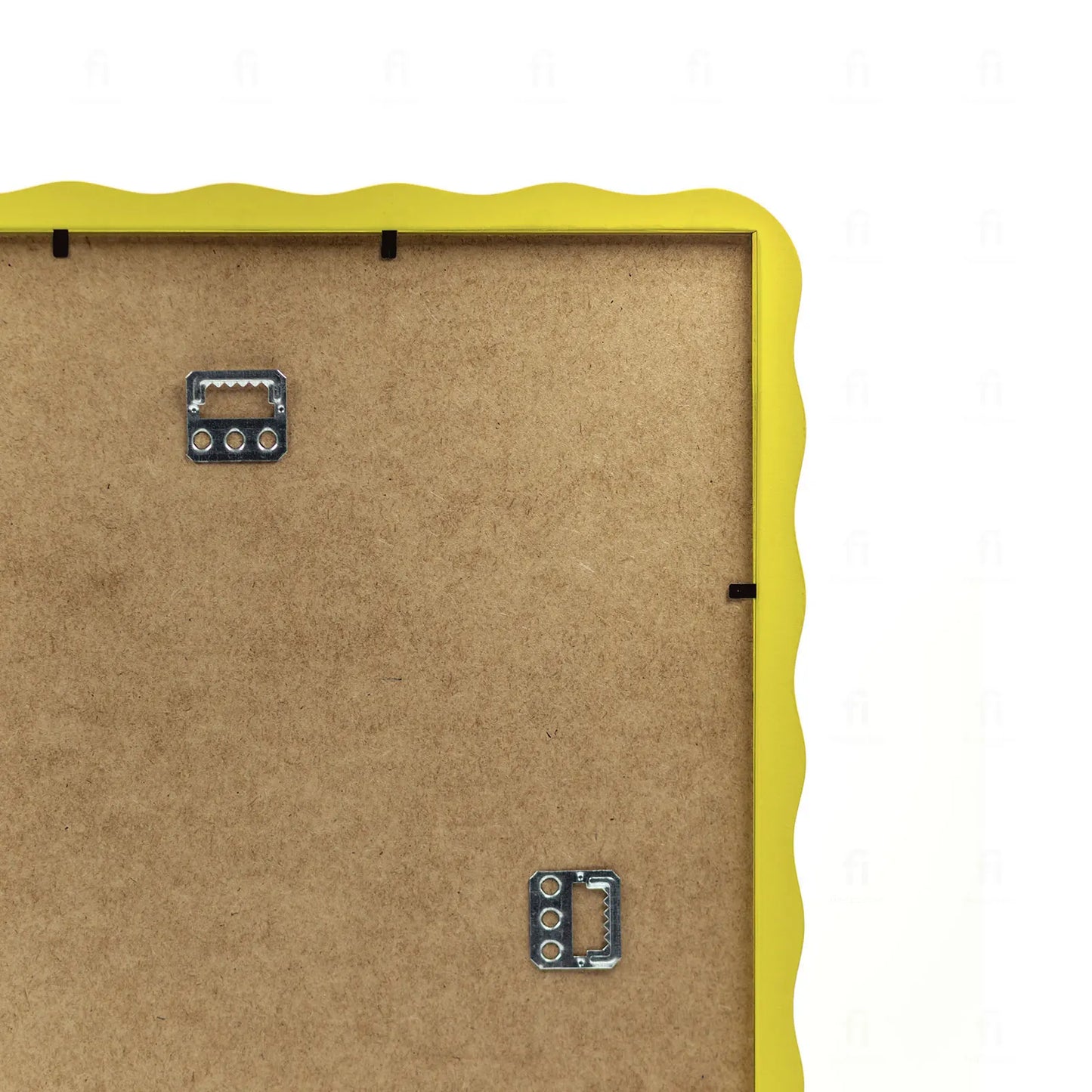 Tył żółtej ramki Falaramka, pokazujący płytę HDF i zawieszkę krokodylek.