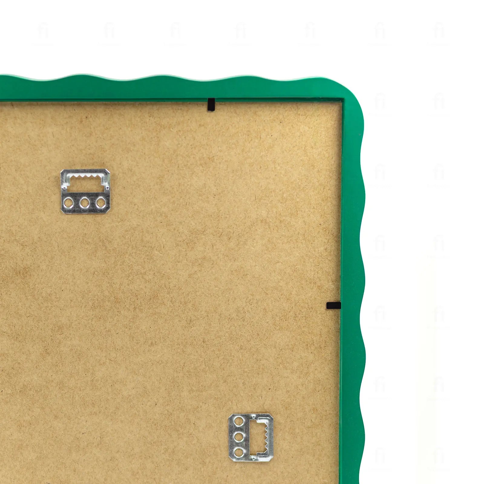 Tył zielonej ramki Falaramka, pokazujący płytę HDF i zawieszkę krokodylek.