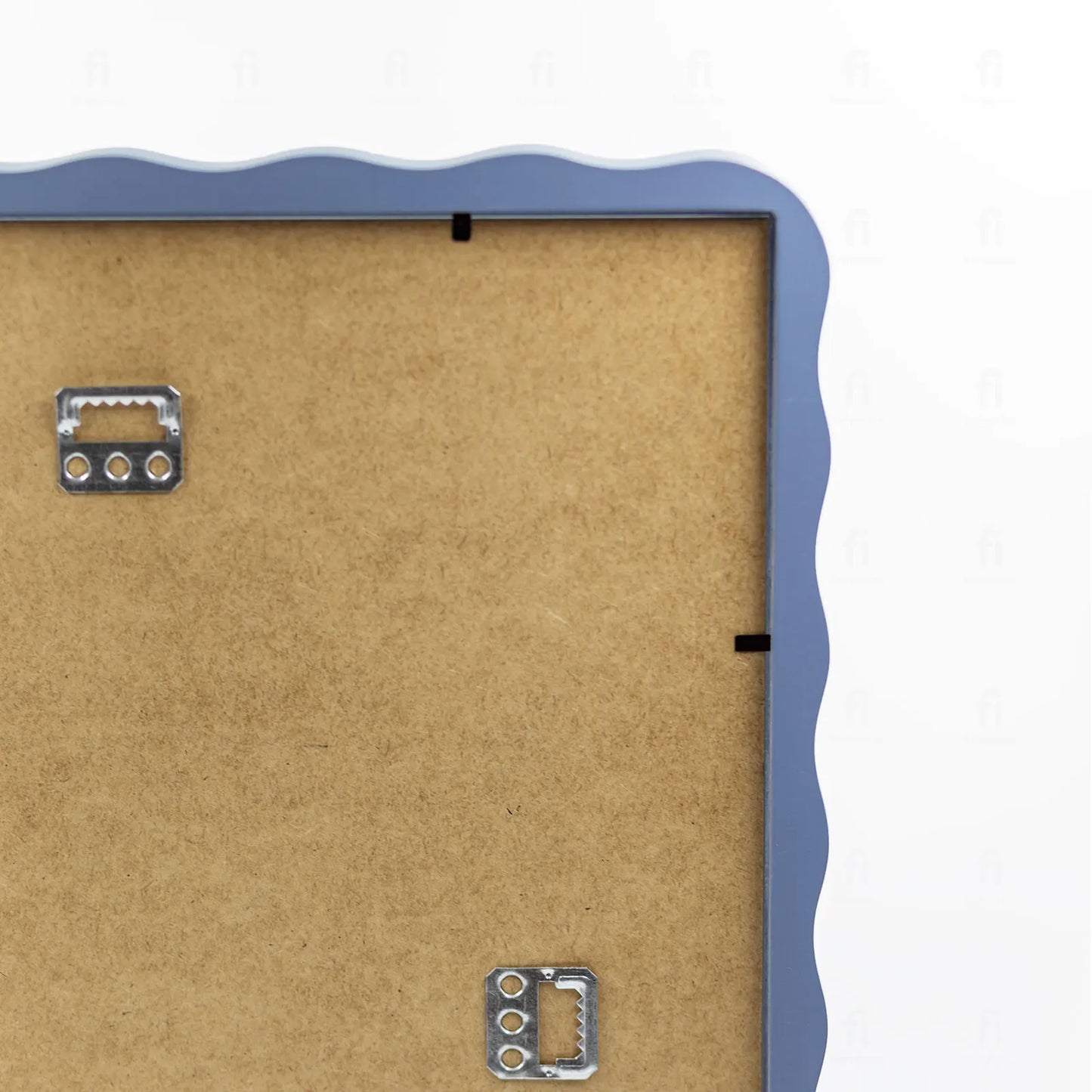 Tył niebieskiej ramki Falaramka, pokazujący płytę HDF i zawieszkę krokodylek.