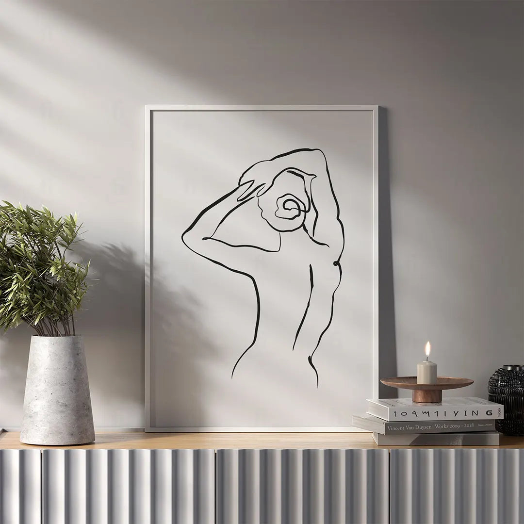  Plakat z czarno-białą grafiką line art przedstawiającą zarys kobiecej postaci / sylwetki w salonie