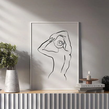  Plakat z czarno-białą grafiką line art przedstawiającą zarys kobiecej postaci / sylwetki w salonie