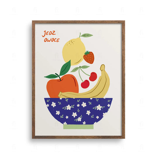 Plakat z napisem JEDZ OWOCE i ilustracją niebieskiej miski w kwiatki, z której wyskakują jabłko, banan, cytryna, truskawka i wiśnie.