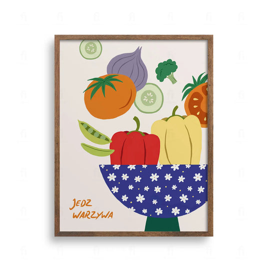 Plakat z napisem JEDZ WARZYWA i ilustracją niebieskiej miski w kwiatki, nad którą unoszą się papryki, pomidory, brokuł, cebula, ogórki i groszek.