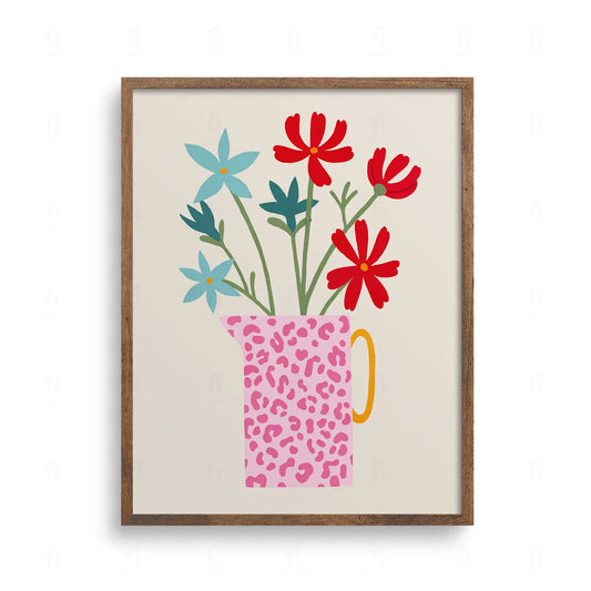 Plakat z ilustracją bukietu czerwonych i niebieskich kwiatów w różowym dzbanku w ciemnoróżowy wzór panterki z żółtym uchem.