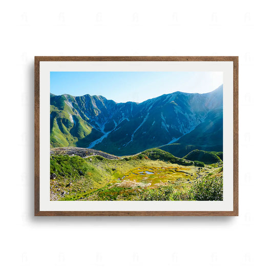 Plakat z letnią fotografią przedstawiającą soczyście zieloną, górzystą dolinę Murodō w Tateyamie, Japonia.