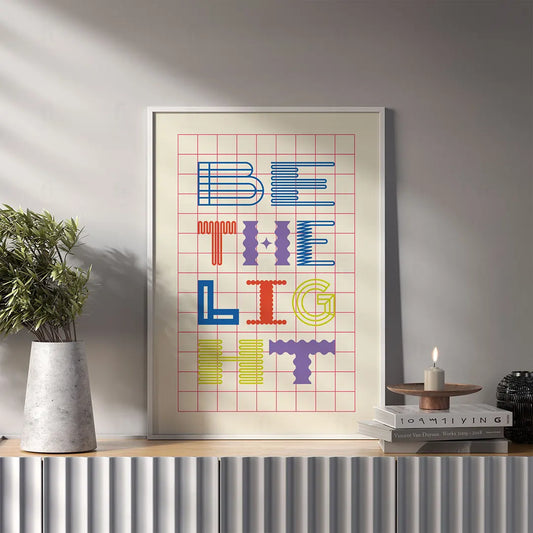 Plakat z minimalistyczną, kolorową grafiką z napisem "Be The Light".
