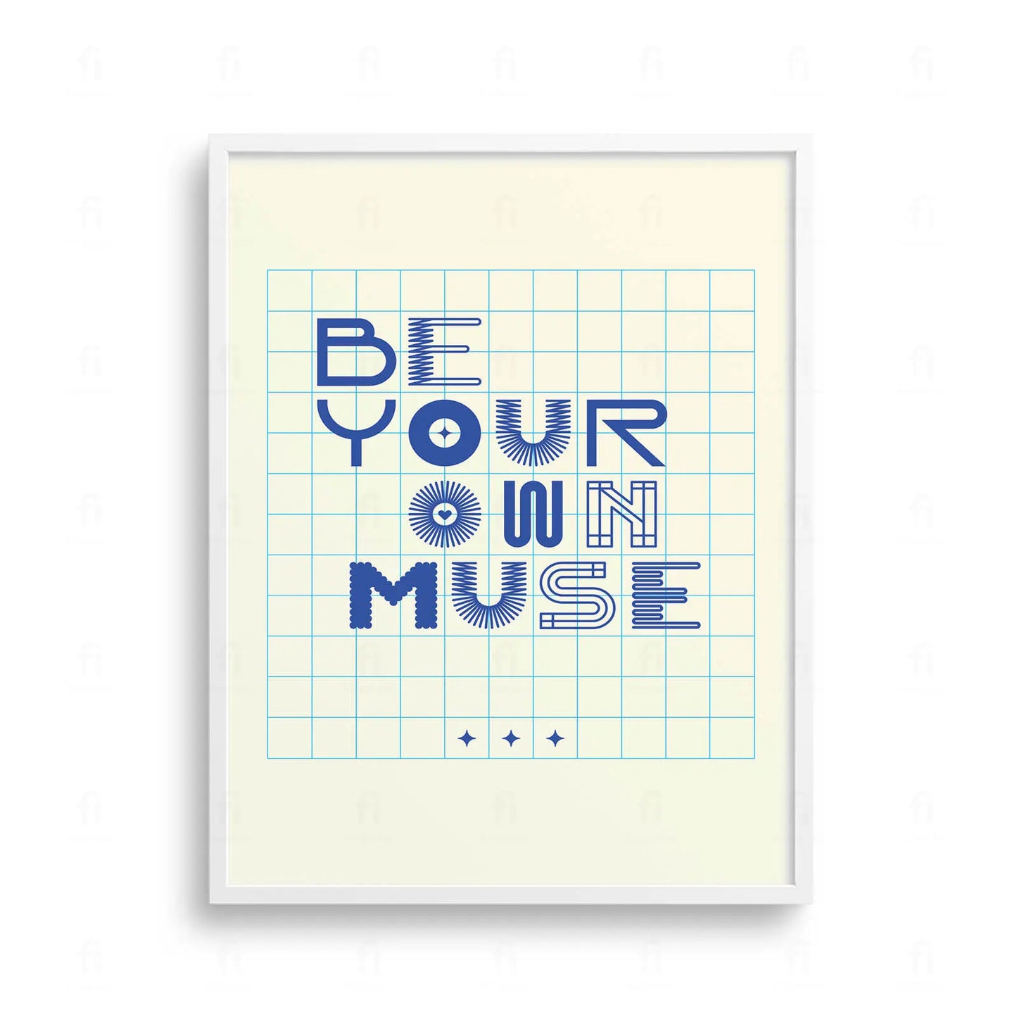 Plakat z inspirującą grafiką i typografią z napisem "Be Your Own Muse".
