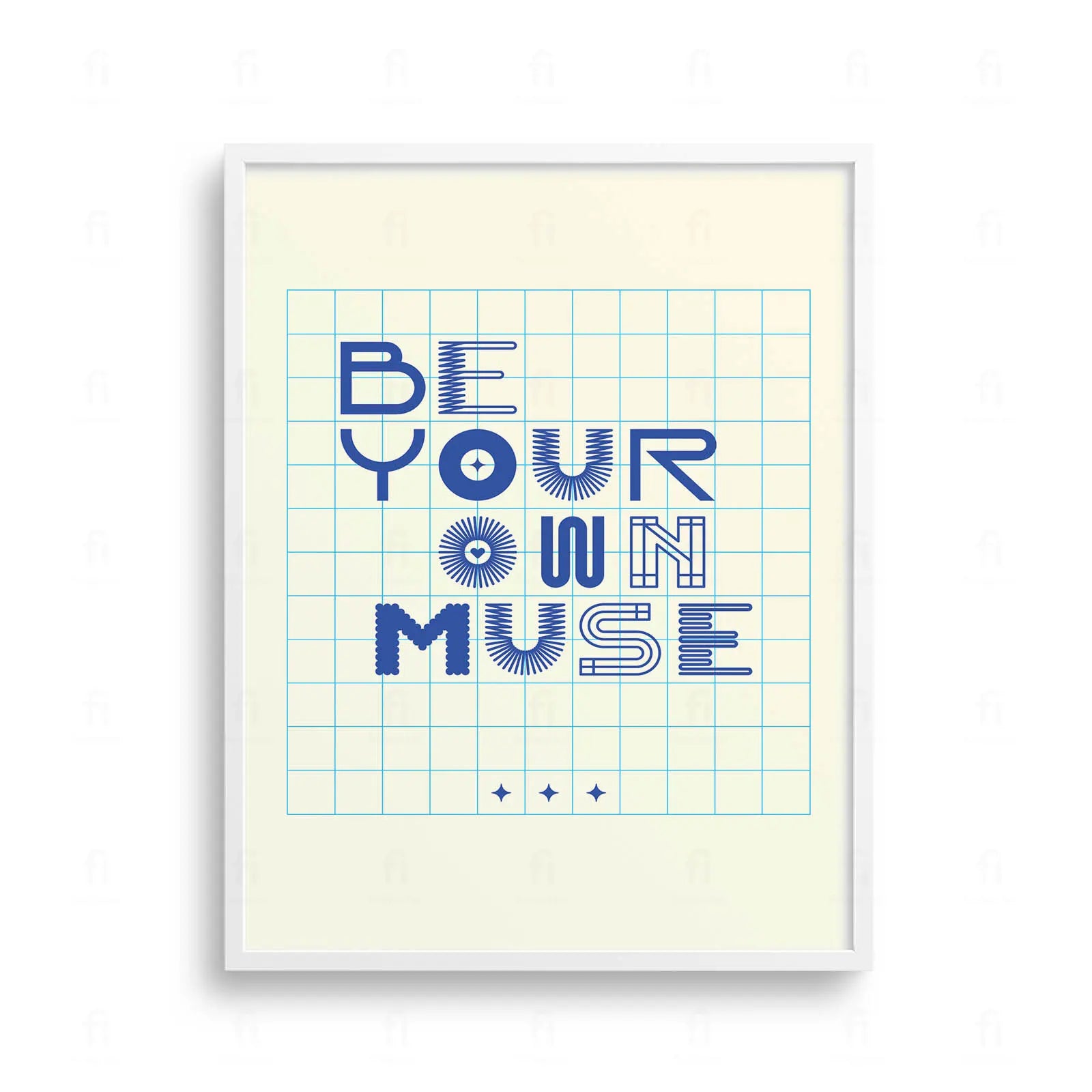 Plakat z inspirującą grafiką i typografią z napisem "Be Your Own Muse".
