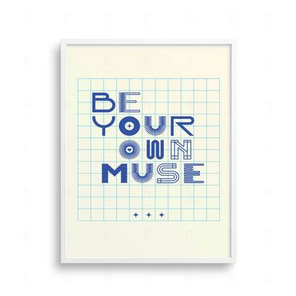 Plakat z inspirującą grafiką i typografią z napisem "Be Your Own Muse".
