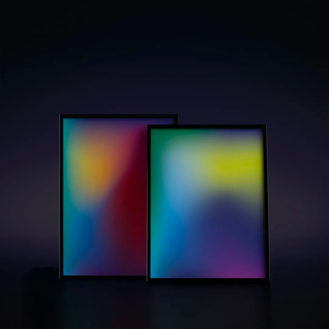 Plakat z abstrakcyjną grafiką przedstawiającą rozmytą, tęczową falę kolorów w formie gradientu.